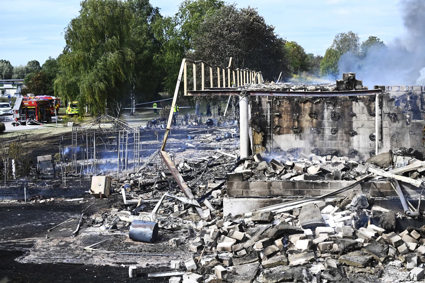 En radhuslänga i Arboga brann ner till grunden under fredagseftermiddagen. Foto: Fredrik Sandberg/TT