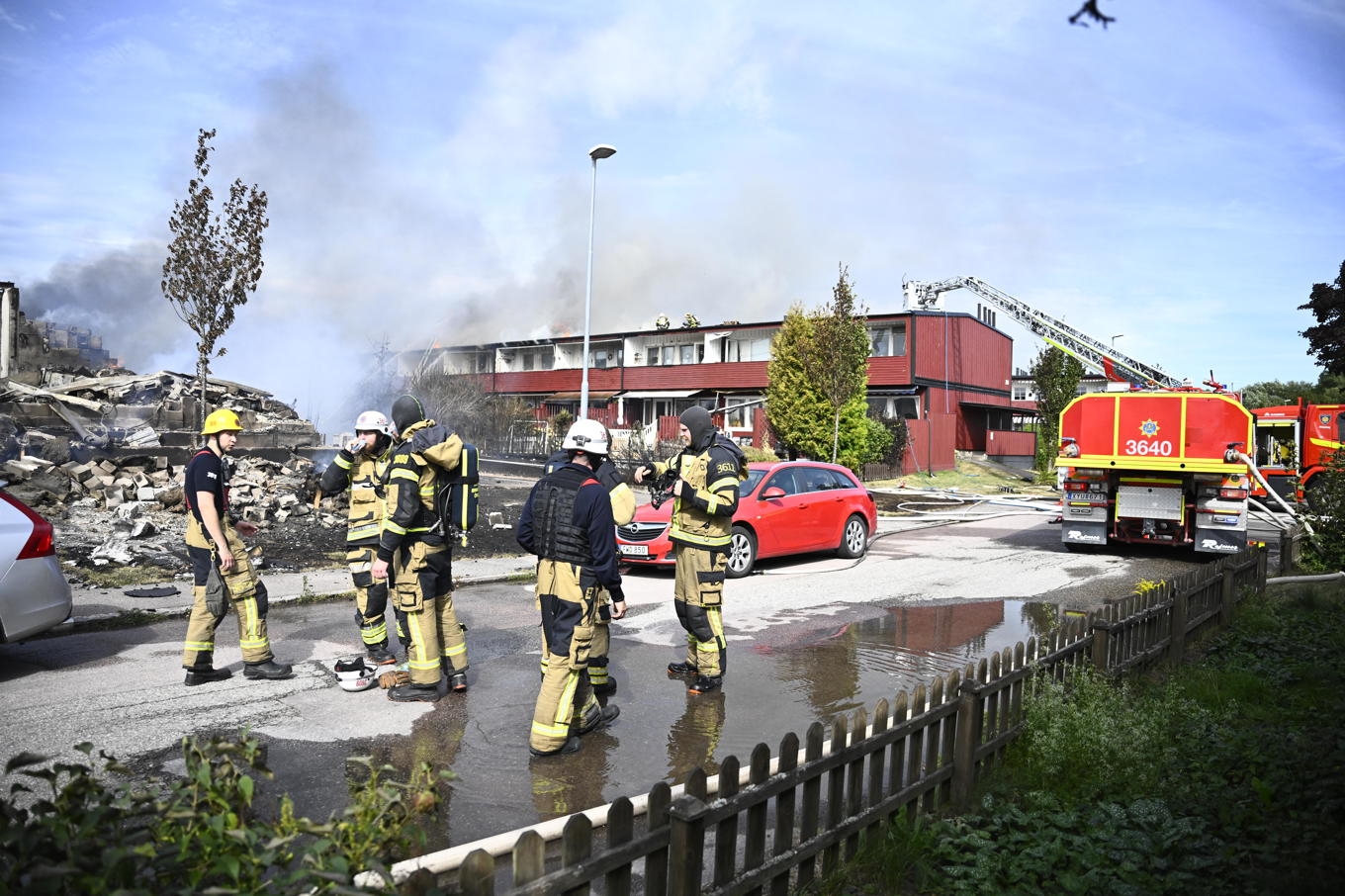 En hel radhuslänga har brunnit ned och branden har spridit sig till ytterligare en länga. Foto: Fredrik Sandberg/TT
