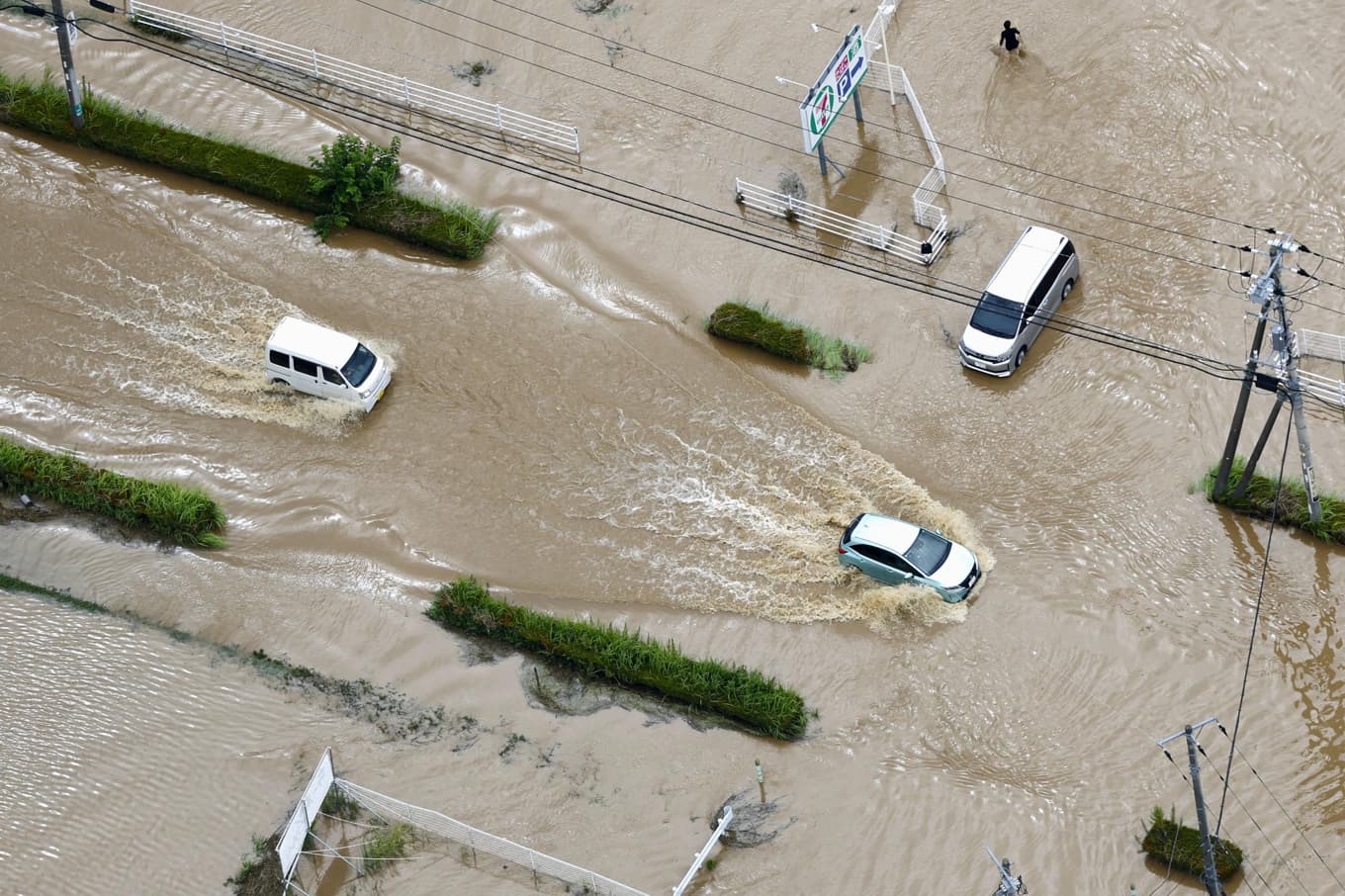 Översvämmade vägar i Chibaregionen i östra Japan. Foto: Kota Endo/AP/TT