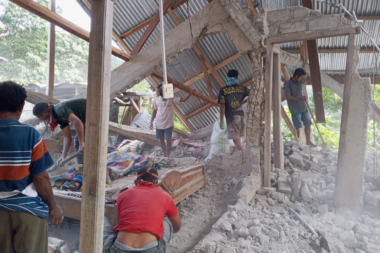 En skadad byggnad i Östra Nusa Tenggara-provinsen. Foto: Kurniawan /AP/TT
