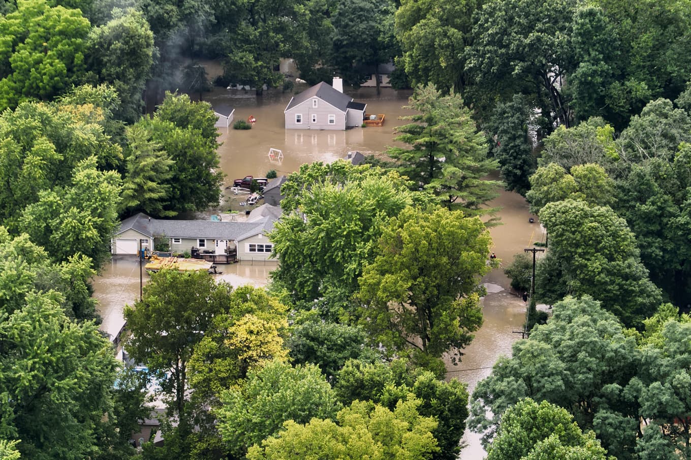 Hus delvis under vatten i norra Indiana under lördagen. Foto: AP/TT