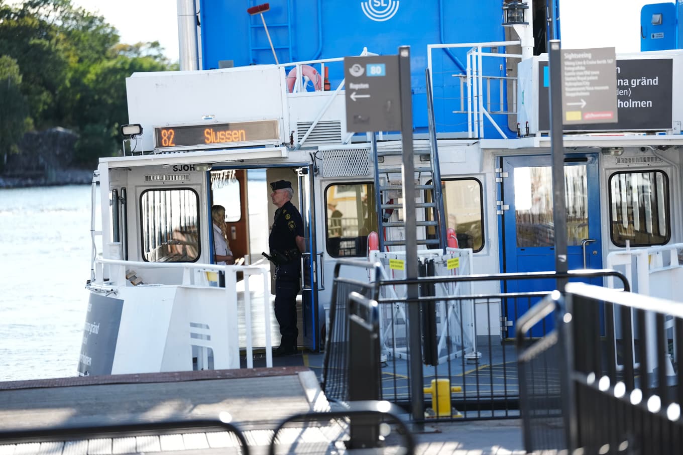 En Djurgårdsfärja körde in i kajen vid Allmänna gränd på Djurgården på söndagen. Foto: Magnus Lejhall/TT