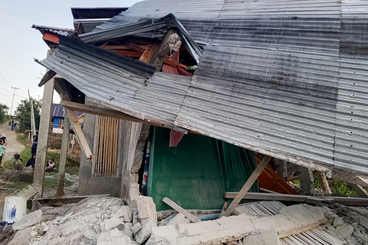 En skadad byggnad. Bild från i lördags. Foto: Kurniawan/AP/TT