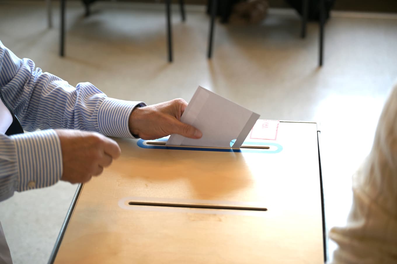 I enkätsvar pekar utlandssvenskar på avståndet till närmaste ambassad eller konsulat som en av orsakerna till att de inte deltar i det svenska valet. Arkivbild. Foto: Janerik Henriksson / TT