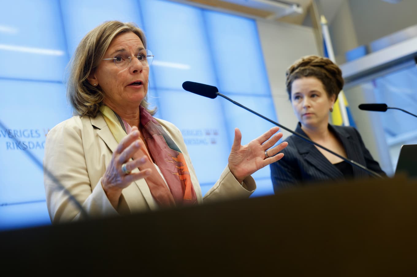 Miljöpartiets språkrör Amanda Lind (till höger) och EU-parlamentariker Isabella Lövin presenterar ett nytt vallöfte för Östersjön. Foto: Fredrik Persson/TT