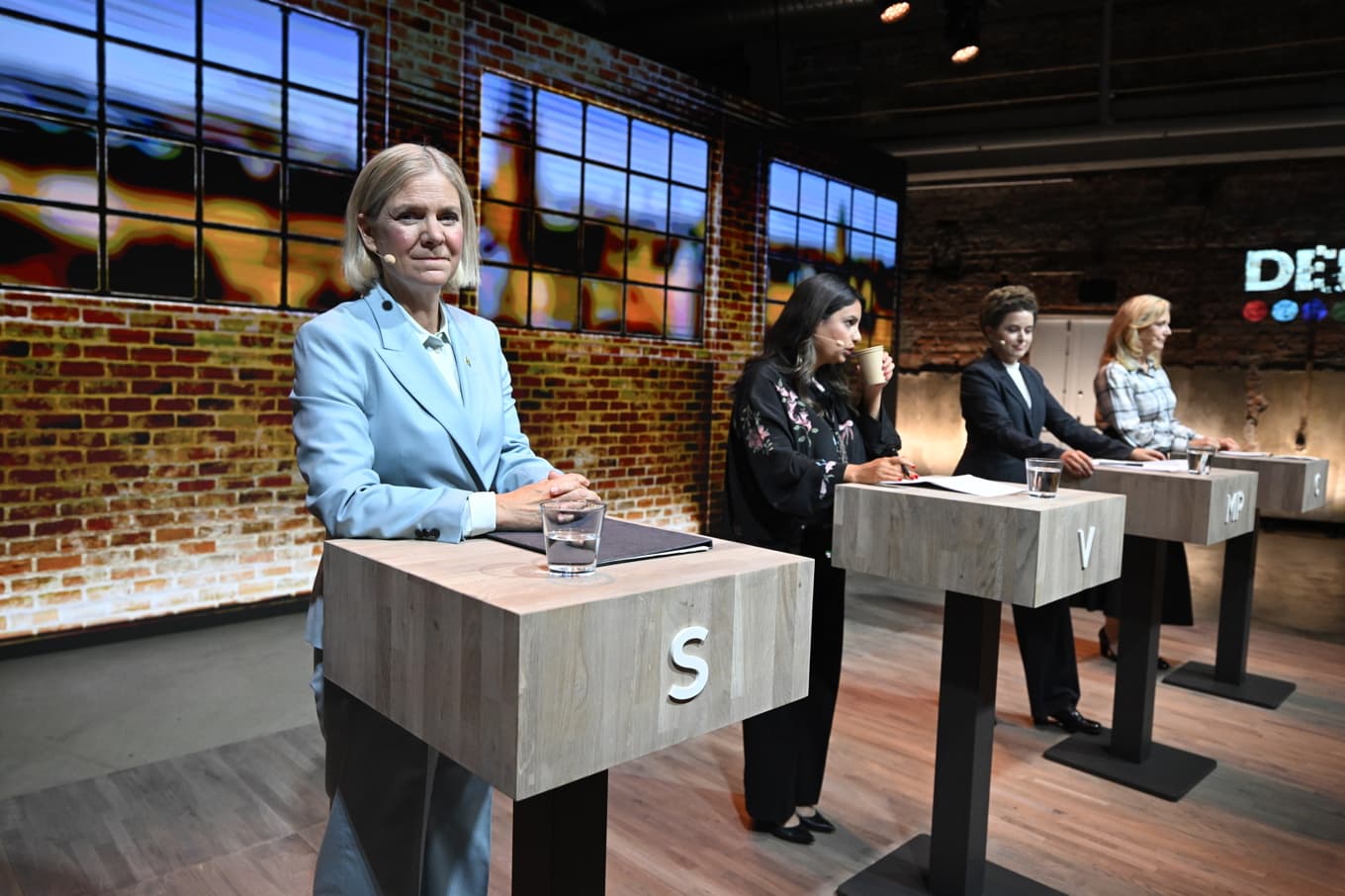 Socialdemokraternas partiledare Magdalena Andersson (S), Vänsterpartiets partiledare Nooshi Dadgostar (V), Miljöpartiets språkrör Amanda Lind (MP) och Centerpartiets partiledare Elisabeth Thand Ringqvist (C) på plats inför Expressens och Dagens Industris partiledardebatt. Foto: Jessica Gow/TT