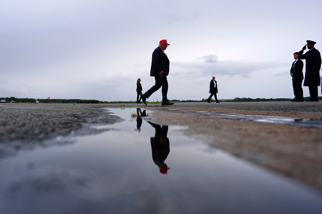 USA:s president Donald Trump på väg mot presidentplanet Air Force One i delstaten New Jersey. Bilden togs i söndags. Foto: Julia Demaree Nikhinson/AP/TT