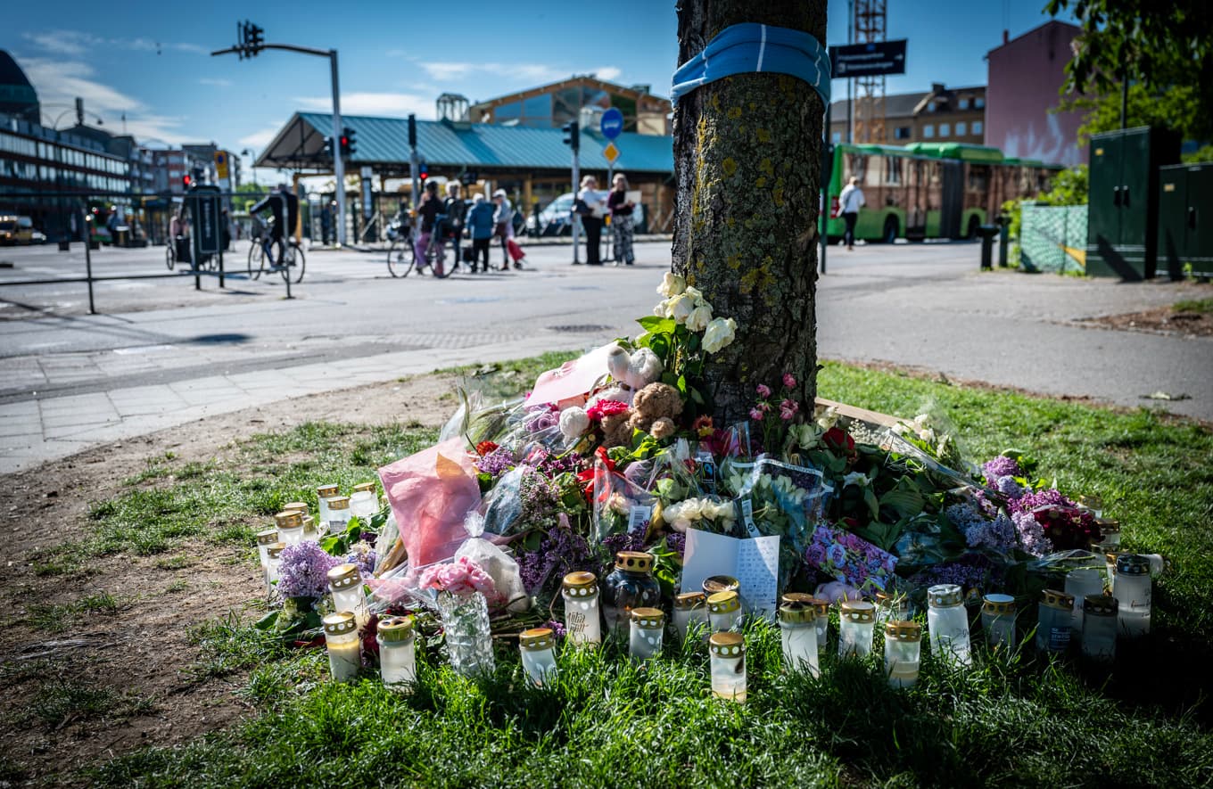 Blommor och ljus på minnesplatsen där en 14-årig flicka kördes ihjäl på ett övergångsställe den 22 maj. Foto: Johan Nilsson/TT