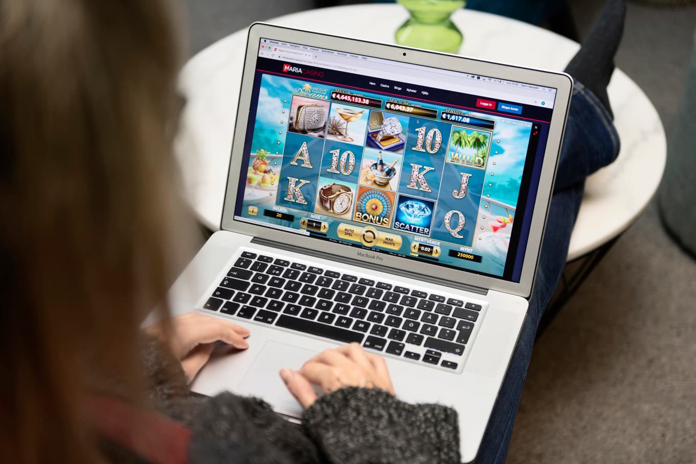Fler än var tionde person i Sverige uppger att någon i deras närhet har haft spelproblem. Arkivbild. Foto: Karin Wesslén/TT
