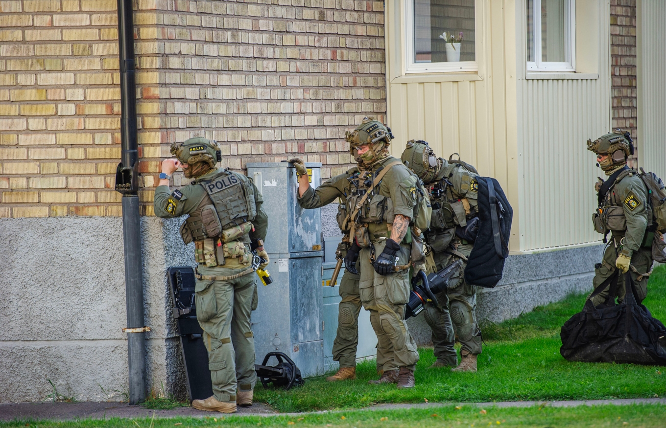 En polisinsats vid en bostad i Fagersta. Foto: Niklas Hagman/TT
