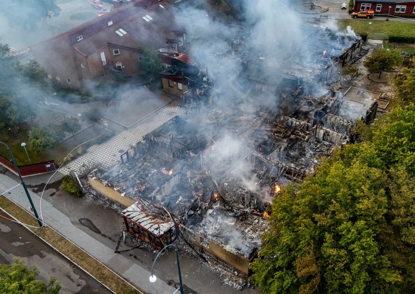 Räddningstjänsten och polis på plats vid en brand i en förskola i centrala Landskrona tidigt på lördagen. Foto: Johan Nilsson/TT