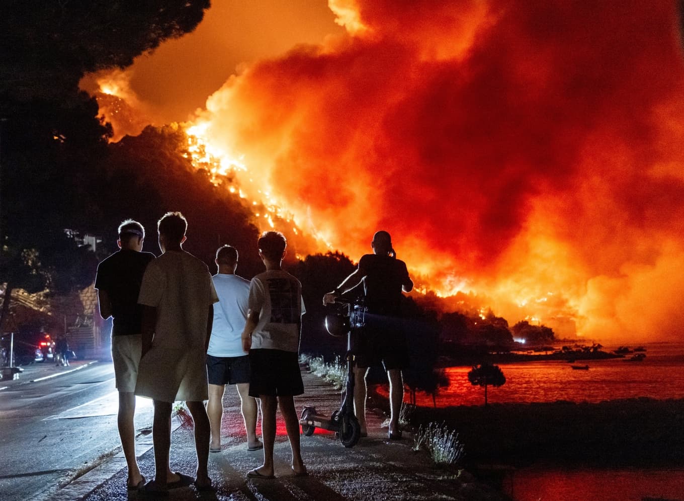 Vid bränder och översvämningar till exempel kan kontanter behövas om digitala betallösningar försvåras. Arkivbild. Foto: Tom Dubravec/AP/TT