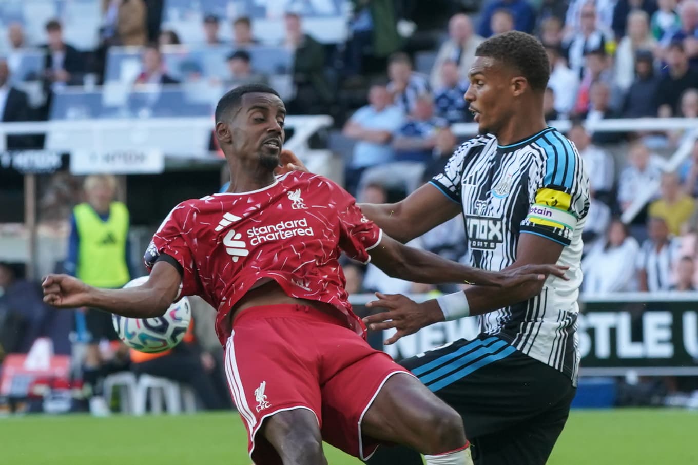 Liverpoolanfallaren Alexander Isak tas hårt av Newcastles Malick Thiaw. Foto: Ian Hodgson/AP/TT