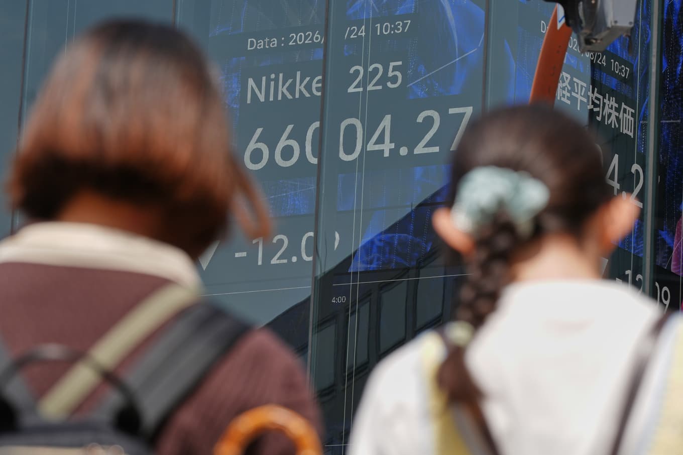 Nikkei 225 sjunker i måndagshandeln. Foto: Eugene Hoshiko/AP/TT
