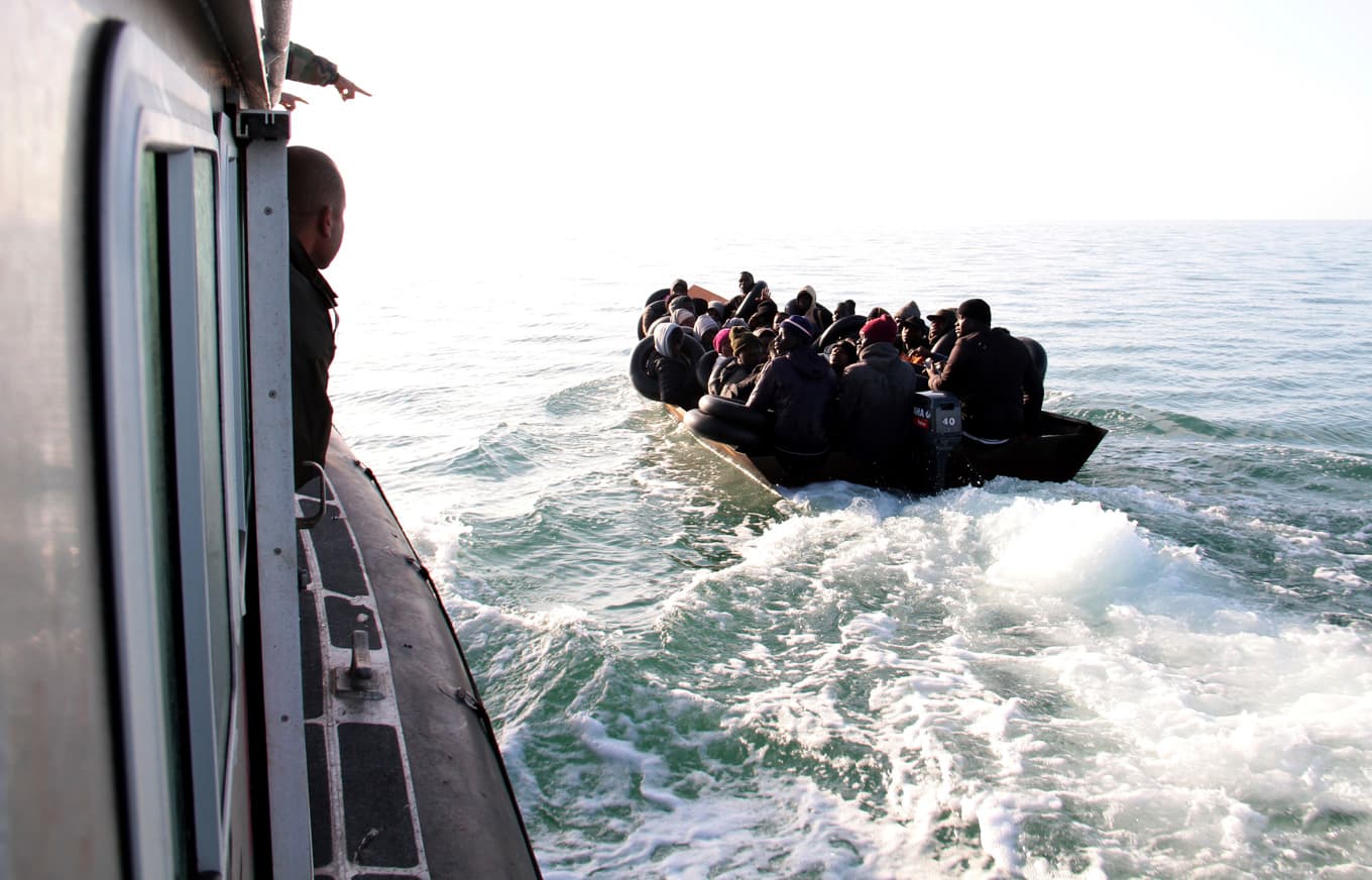 En båt på väg till Italien som stoppades av tunisiska kustbevakningen i Medelhavet i april 2023. Foto: AP/TT