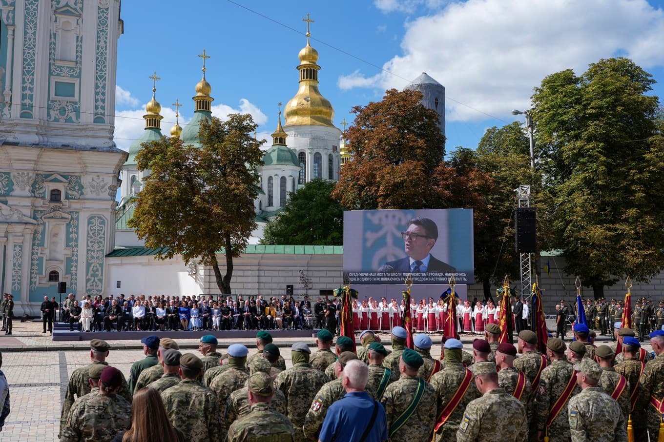En av de ceremonier som högtidlighåller Ukrainas 35-åriga självständighet på måndagen. På storbildsskärmen i Kiev syns Storbritanniens premiärminister Andy Burnham. Foto: Efrem Lukatsky/AP/TT