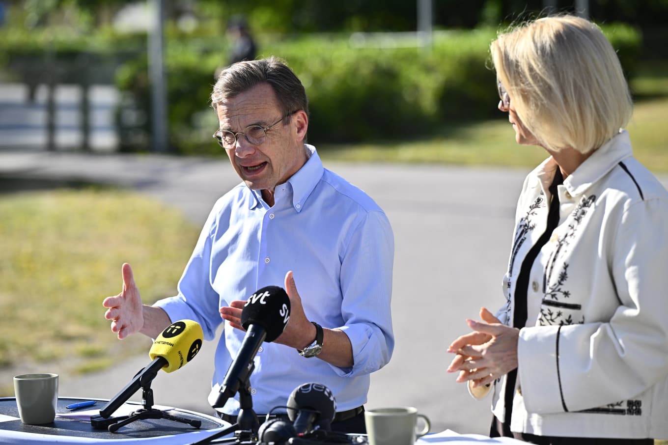 Statsminister Ulf Kristersson (M) och Moderaternas vice partiordförande Elisabeth Svantesson presenterar ett nytt moderat vallöfte för barnfamiljer utanför en förskola i Mariefred. Foto: Anders Wiklund/TT