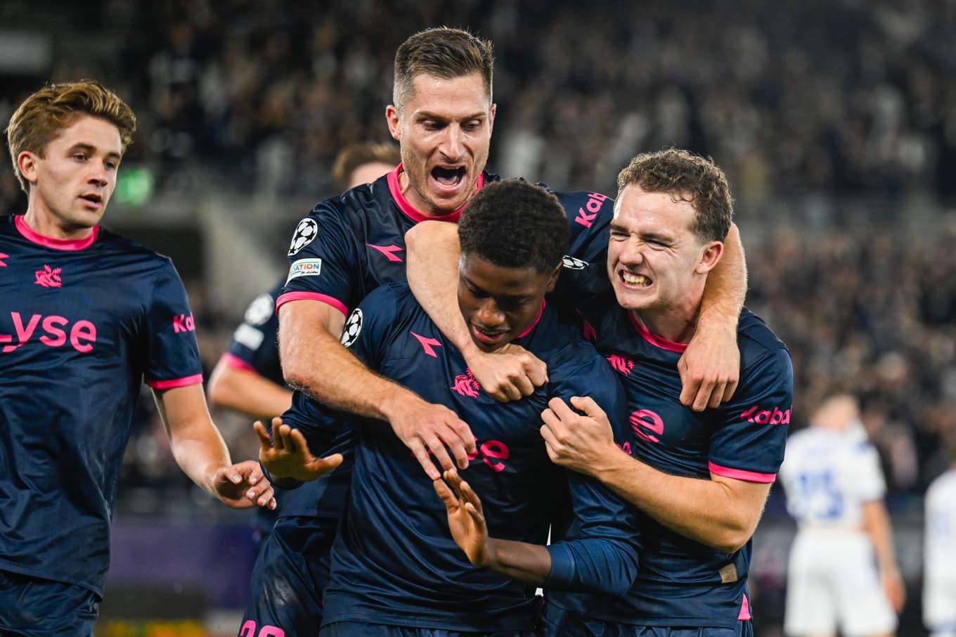 Vikings Tobias Moi, Edvin Austbø och Kristoffer Haugen firar 3–1-målet mot Dinamo Zagreb. Foto: Carina Johansen/NTB/TT