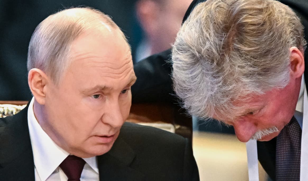 Rysslands president Vladimir Putin och hans presstalesperson Dmitrij Peskov. Arkivbild. Foto: Sergei Bobylev/Sputnik/Kreml via AP/TT