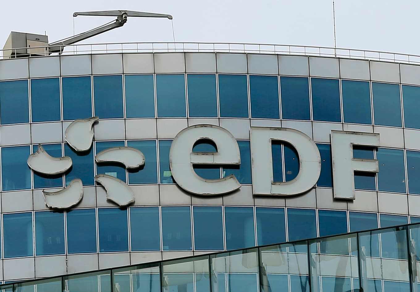 Statliga EDF:s logga på en fasad i Paris. Arkivbild. Foto: Jacques Brinon/AP/TT