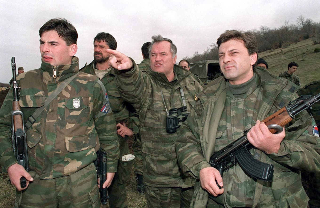 Den bosnienserbiske krigsförbrytaren Ratko Mladic i mitten, på en arkivbild från 1994. Foto: Emil Vas/AP/TT