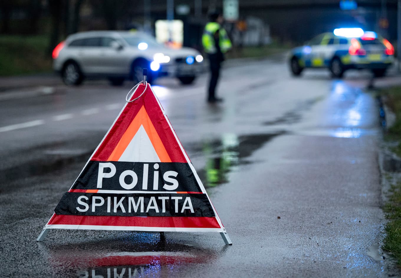En biljakt på E4 stoppades med hjälp av spikmatta under natten. I bilen satt fyra pojkar under 15 år. Arkivbild. Foto: Johan Nilsson/TT