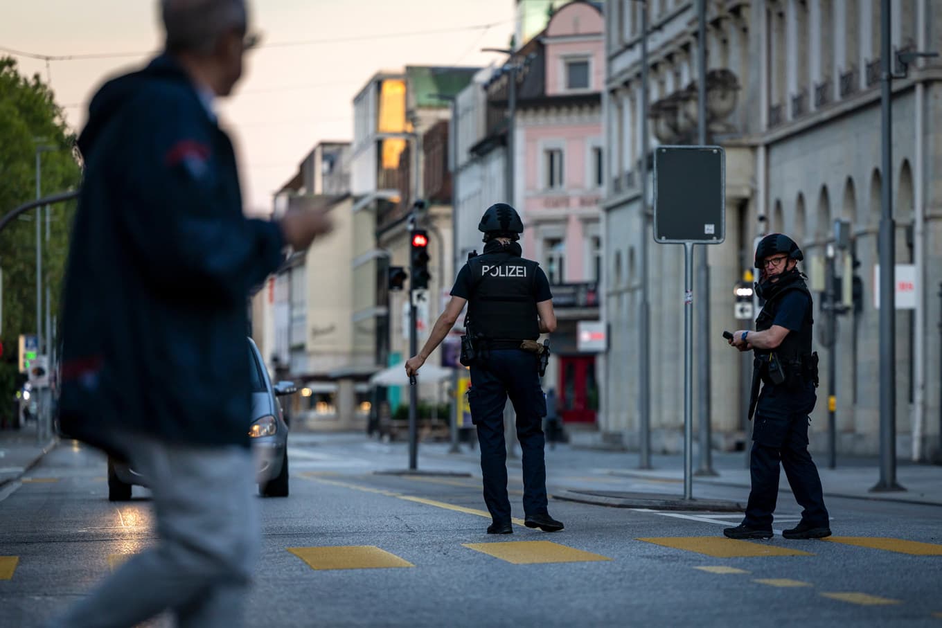 Polisen patrullerar i centrala Aarau efter nattens skottlossning på ett rejv. Foto: Michael Buholzer /AP/TT