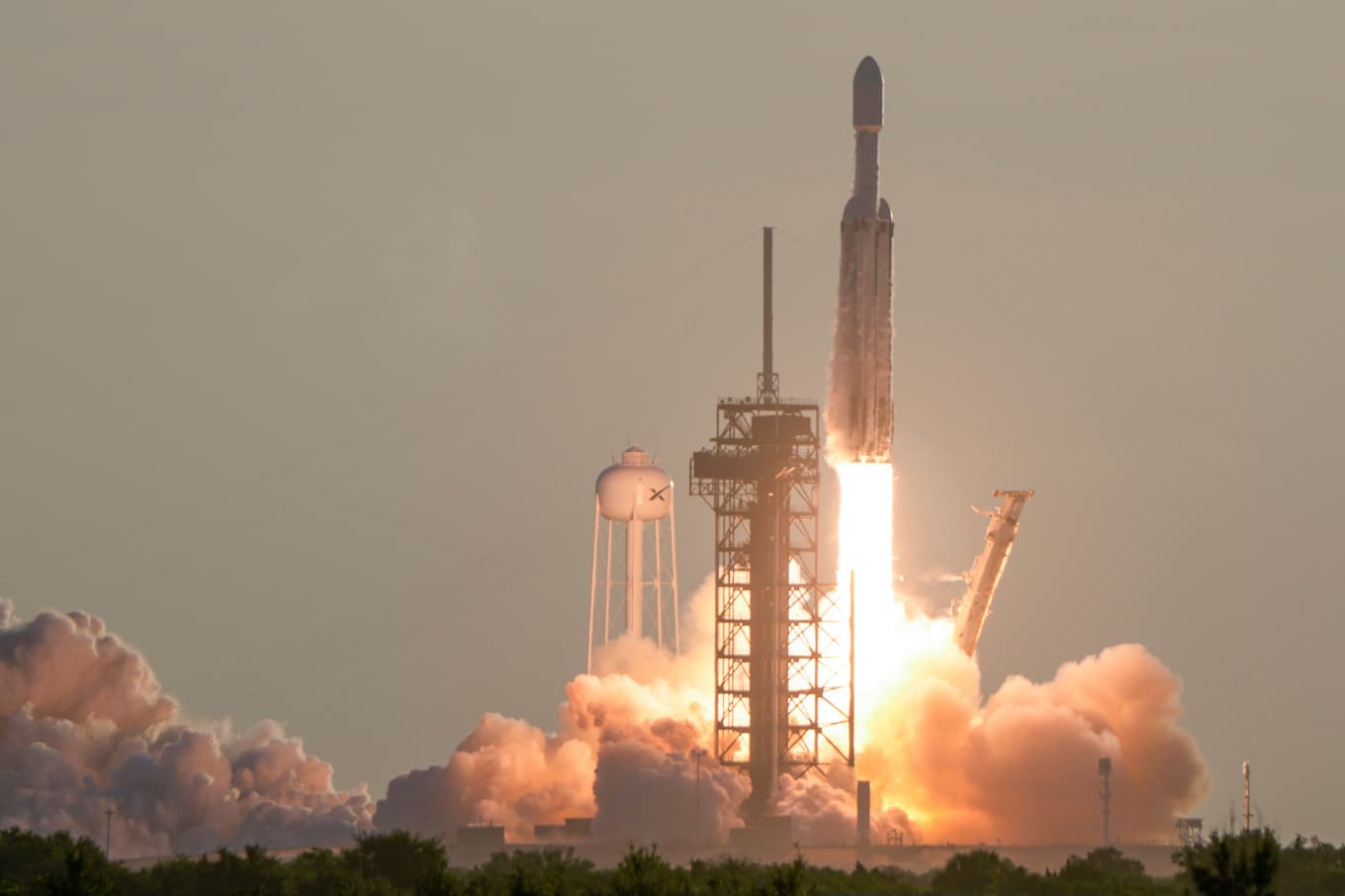 Teleskopet Roman fördes upp i rymden med en Space X Falcon-raket från Cape Canaveral i Florida på söndagen. Foto: John Raoux/AP/TT