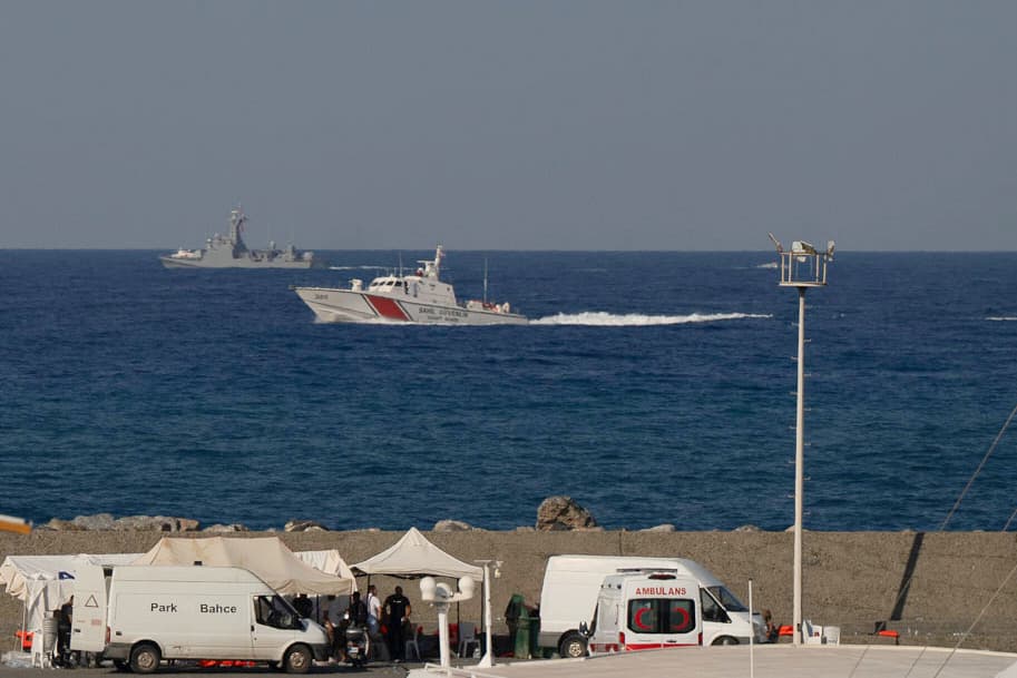 Turkiets flotta deltar i räddnings- och sökinsatsen strax norr om Nordcypern, som i dag bara erkänns av Turkiet. Foto: Nedim Enginsoy/AP/TT