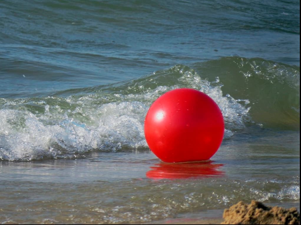 En stor våt röd rund boll? Foto: Pixabay