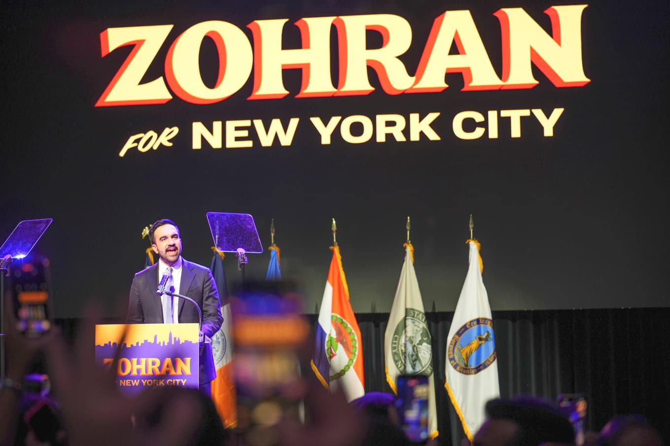 New Yorks borgmästare Zohran Mamdani är medlem i Democratic Socialists of America (DSA) och representerar den vänstra falangen inom Demokraterna i USA. Här i New York den 4 november 2025. foto: Adhiraj Chakrabarti