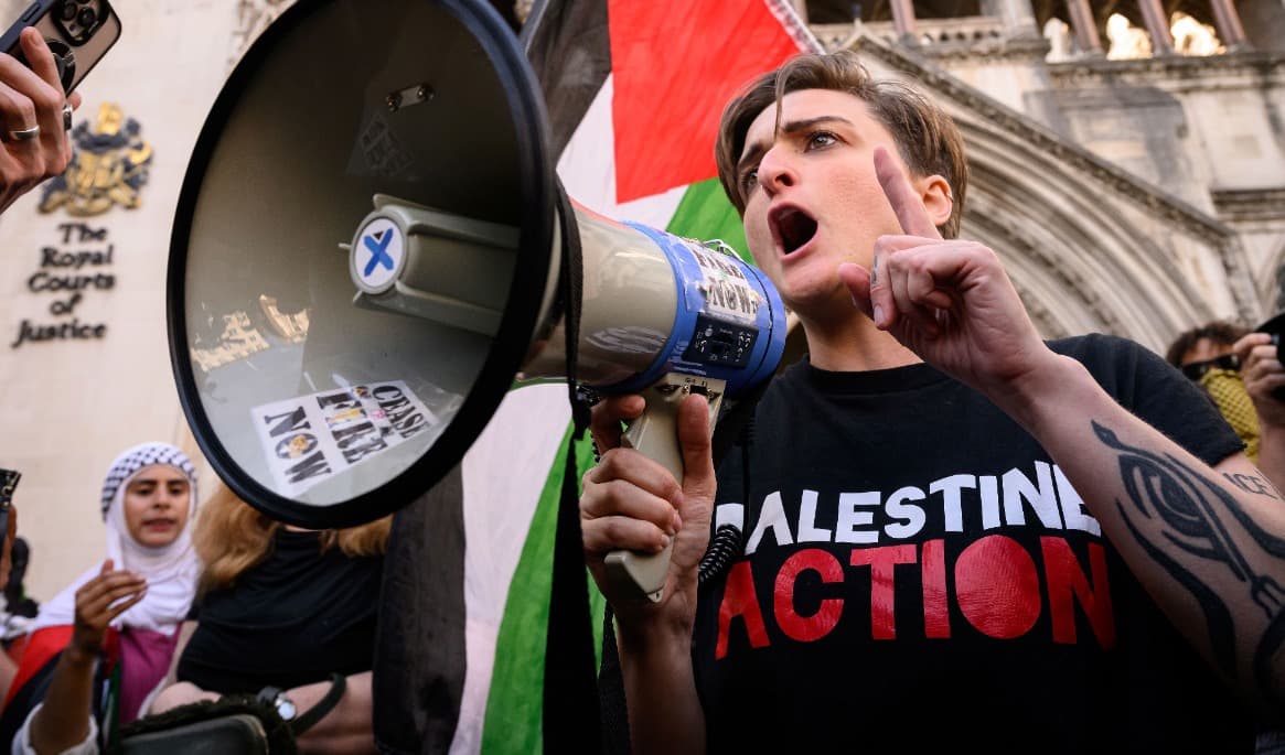 Palestine Action demonstrerar i brittiska London den 4 juli 2025. Foto: Leon Neal/Getty Images
