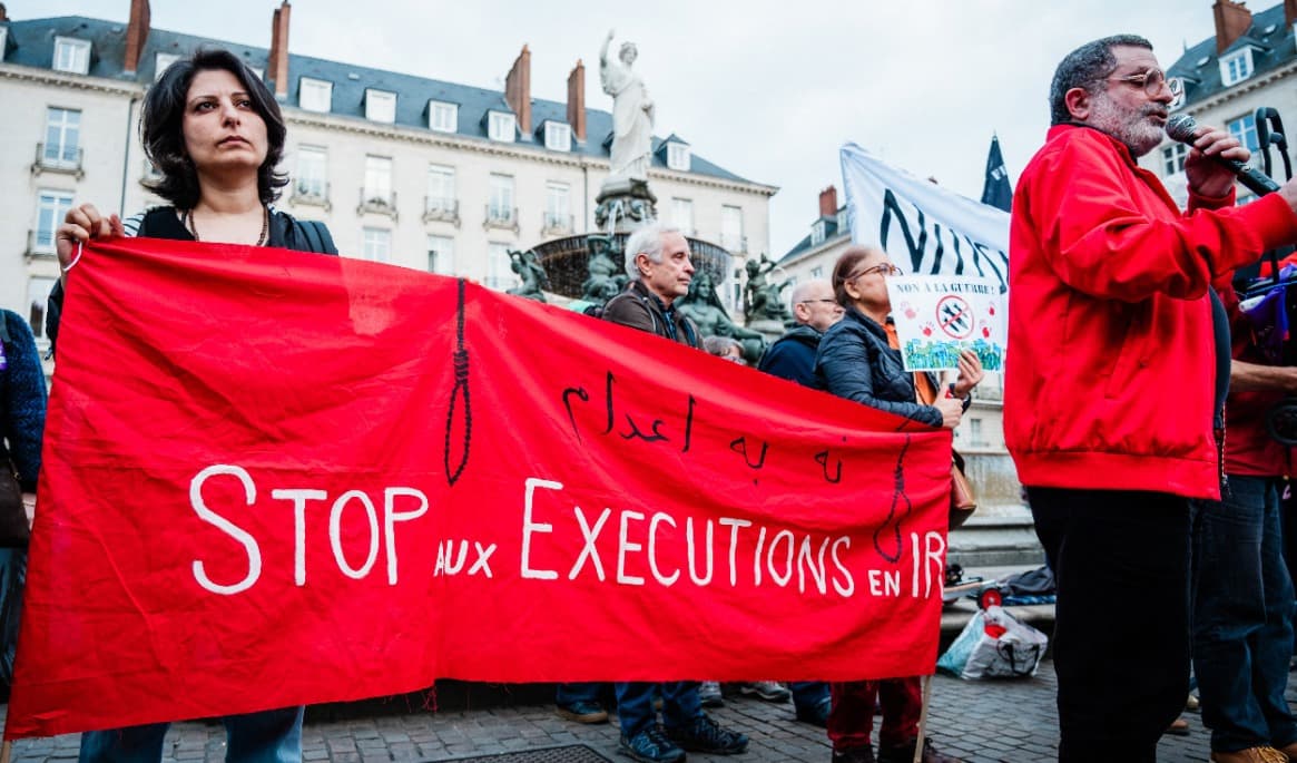 På en banderoll står det ”Stoppa avrättningarna i Iran”. Bilden är tagen den 7 mars i år i samband med en demonstration i Nantes i Frankrike. Foto: Maylis Rolland/Hans Lucas/AFP via Getty Images
