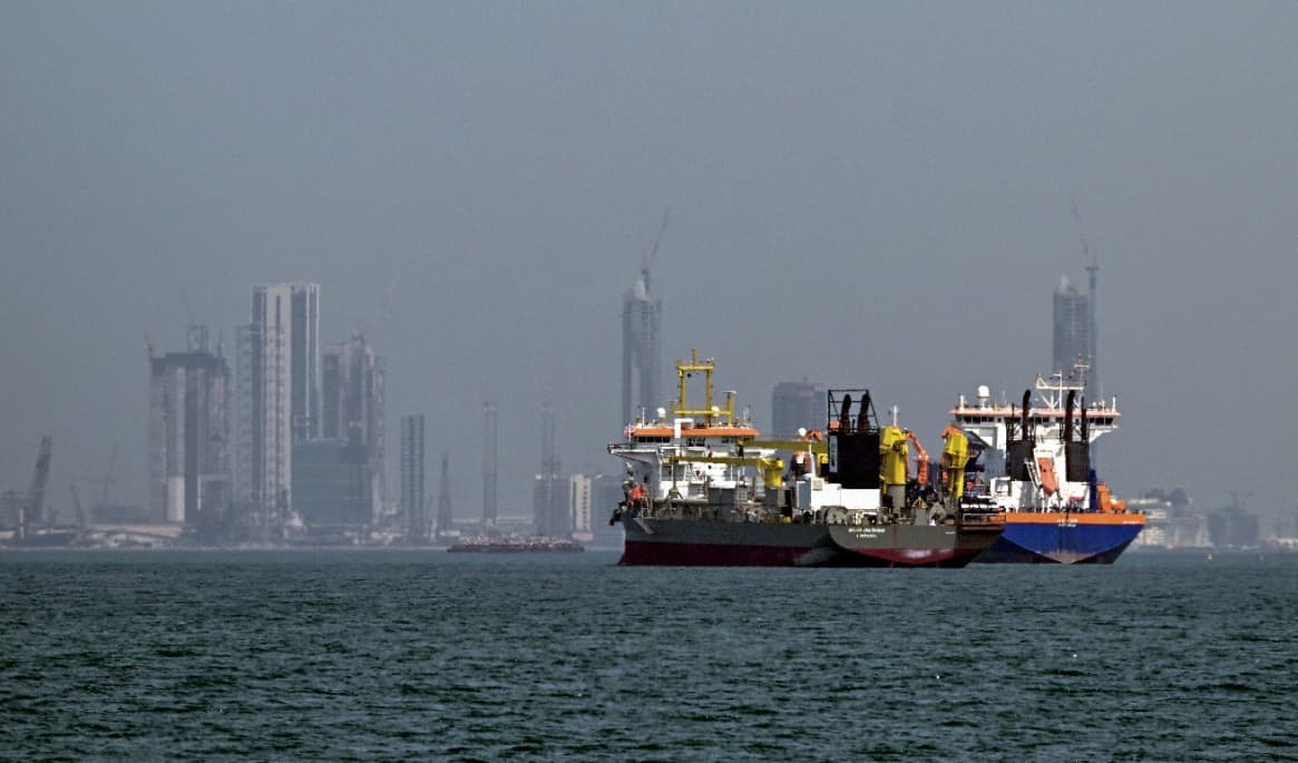 På bilden ser man handelsfartyg utanför Dubais kust den 11 mars 2026. Foto: AFP via Getty Images