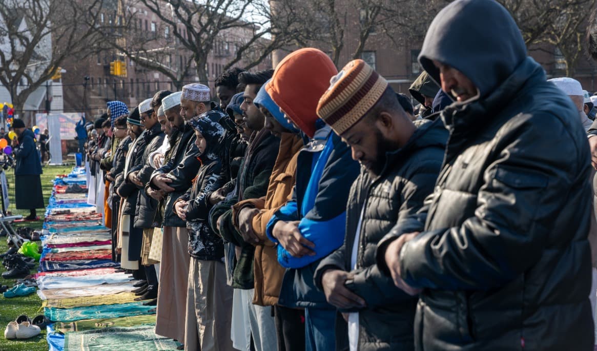 Människor deltar i Eid al-Fitr-bönerna i Prospect Park i Brooklyn i den amerikanska staden New York den 20 mars 2026. Foto: Spencer Platt/Getty Images