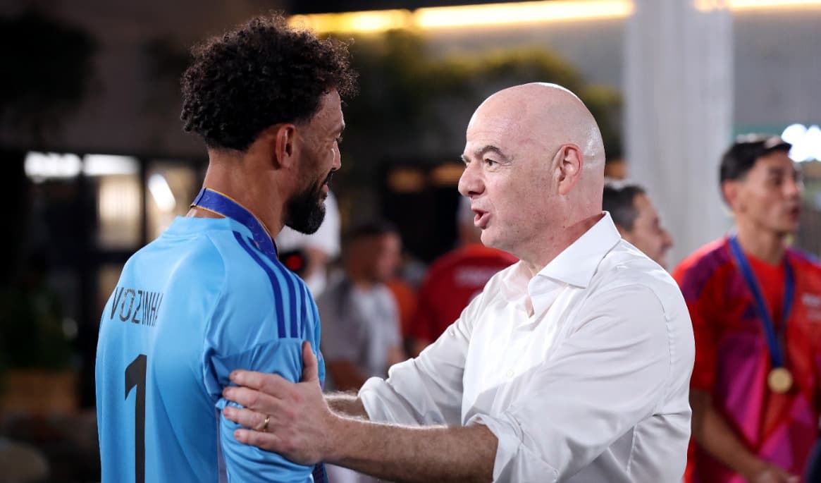 Vozinha, målvakt i Kap Verdes herrlandslag i fotboll, samtalar med Fifa:s ordförande Gianni Infantino på Rockefeller Center i New York den 17 juli i år. Foto: Carl Recine/Getty Images
