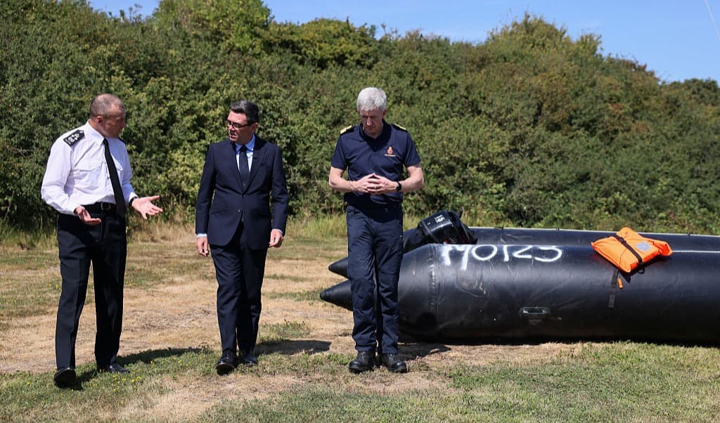 Storbritanniens premiärminister Andy Burnham talar med John Craig, tillförordnad chef för kustbevakningen, och Duncan Capps, befälhavare för gränssäkerheten i Dover i södra England. Foto: Jack Taylor / Pool / AFP via Getty Images