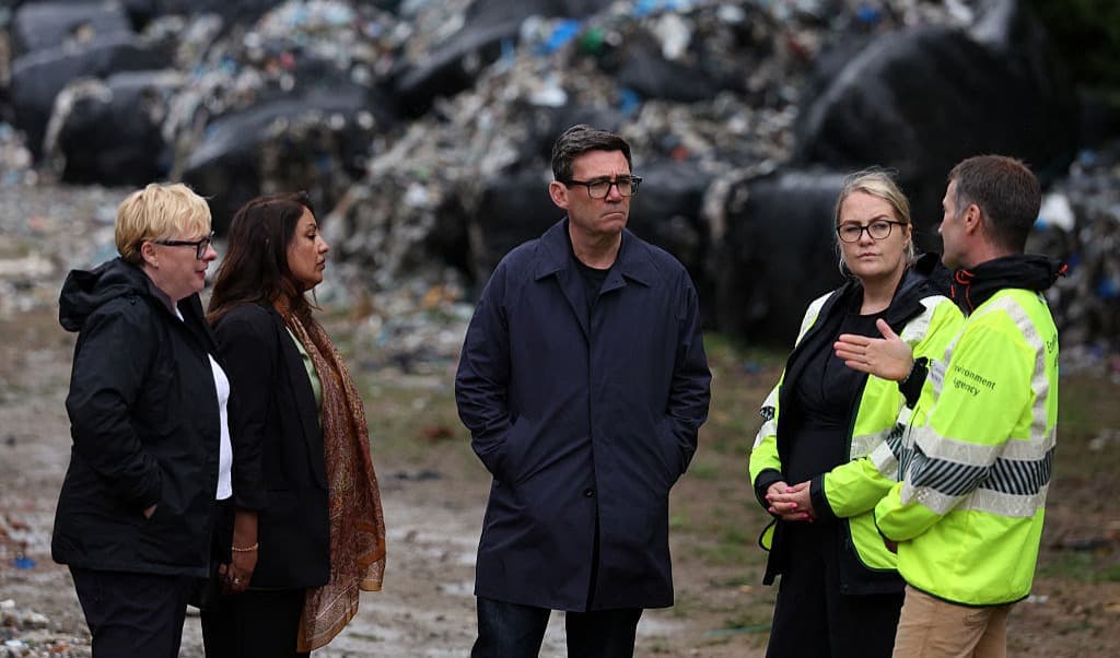 Storbritanniens premiärminister Andy Burnham i mitten, vid soptippsbesöket i fråga. Foto: Scott Heppell/Pool/AFP via Getty Images