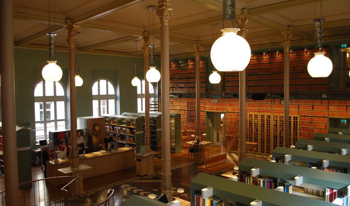 Skribenten söker sig till riksdagens bibliotek, där han finner en lugn plats.
Foto: I99Pema /Wikimedia Commons