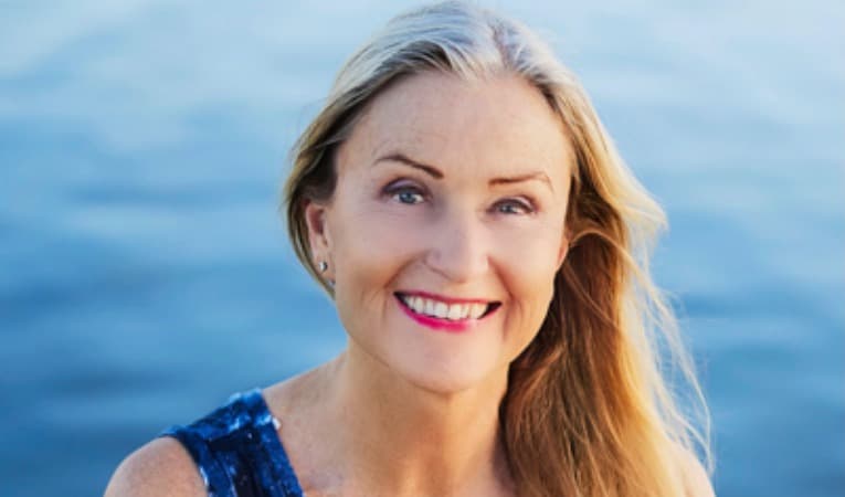 Immunologen Sanna Ehdin är en av Sveriges pionjärer inom integrativ medicin (skolmedicin med komplementära metoder). Nu har hon skrivit sin sjuttonde bok. Foto: Paulina Westerlind