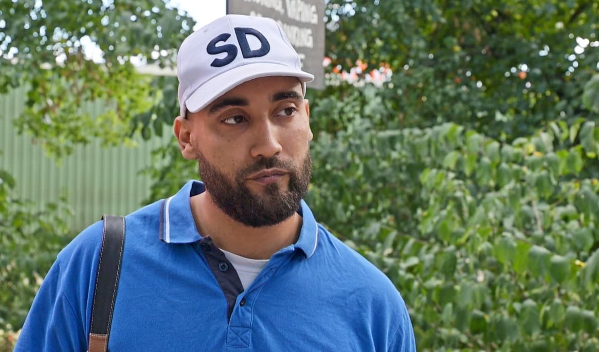 Wrestlaren Jack Veneno Jr. använder en sverigedemokratisk rollfigur för att provocera publiken och sudda ut gränsen mellan politisk satir och wrestling. Foto: Roger Sahlström