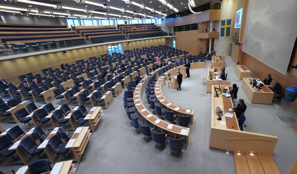 Justitieminister Gunnar Strömmer (M) i debatt när riksdagen extrainkallats för att rösta om bland annat mängdrabatten. Foto: Magnus Lejhall