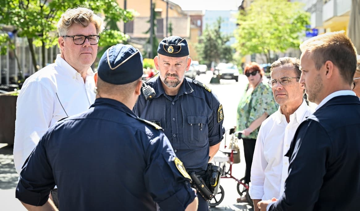 Gunnar Strömmer (M), justitieminister och Ulf Kristersson (M), statsminister under en fotpatrull med Polisen i Eskilstuna 3 Augusti. Foto: Pontus Lundahl / TT