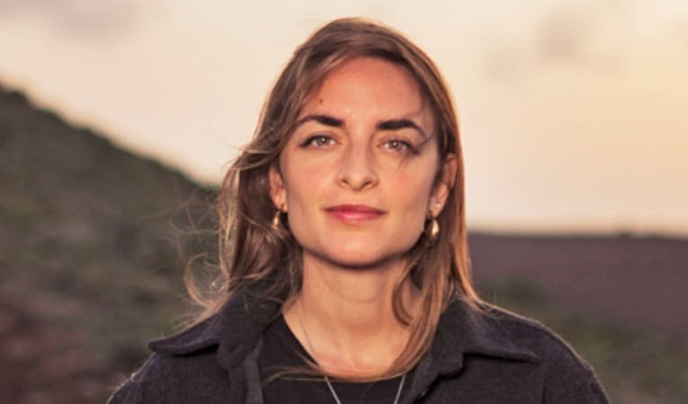Irene Solà föddes 1990 i Malla i Katalonien, Spanien. Hon är förutom författare även konstnär. Foto: Ignasi Roviro