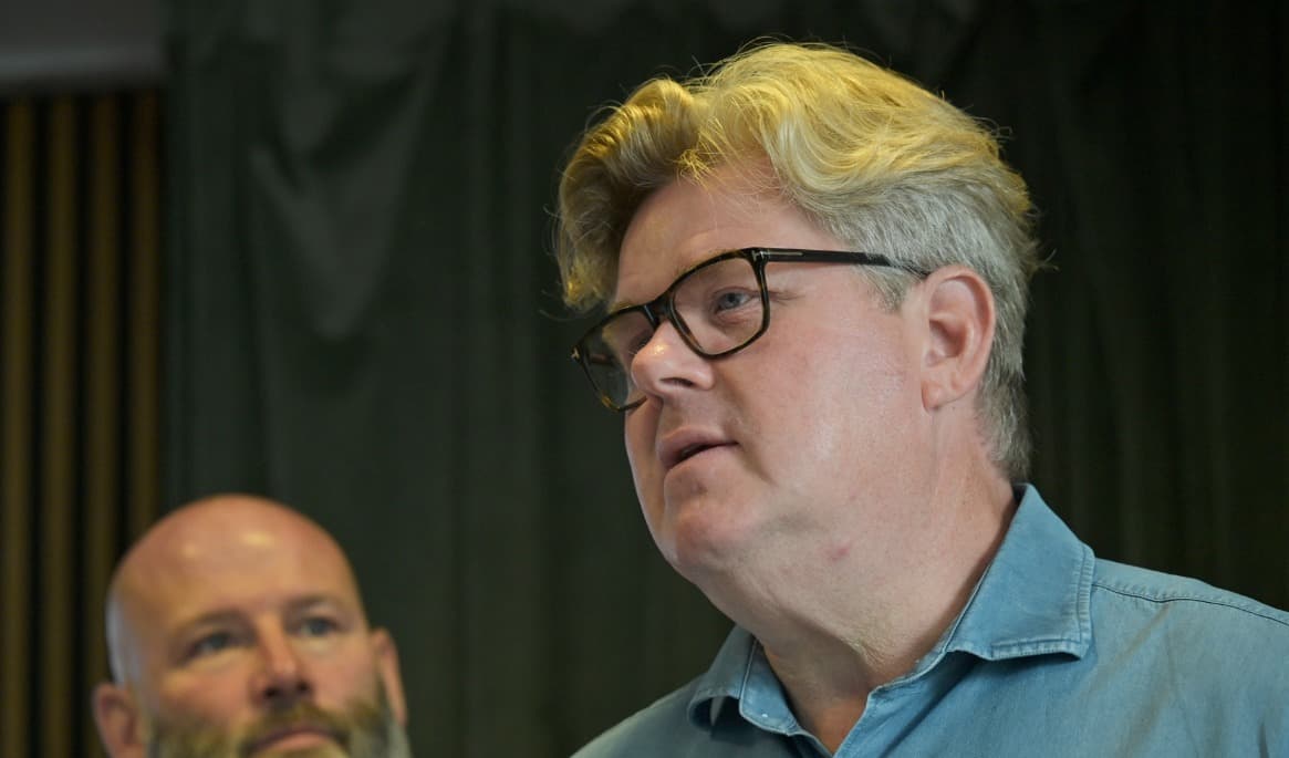 Gunnar Strömmer (M) tycker att både S och C är oärliga mot väljarna. Till vänster ser vi valledare Martin Borgs (M). Foto: Adam Strand