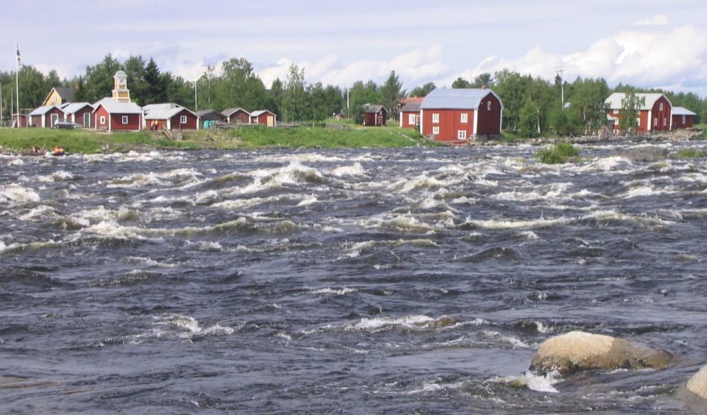 Bildtext: Kukkolaforsen i Torne älv är en av de mest kända platserna i nationalälvarna. Här sedd från finländska älvstranden. Foto: M. Passinen/Wikimedia Commons