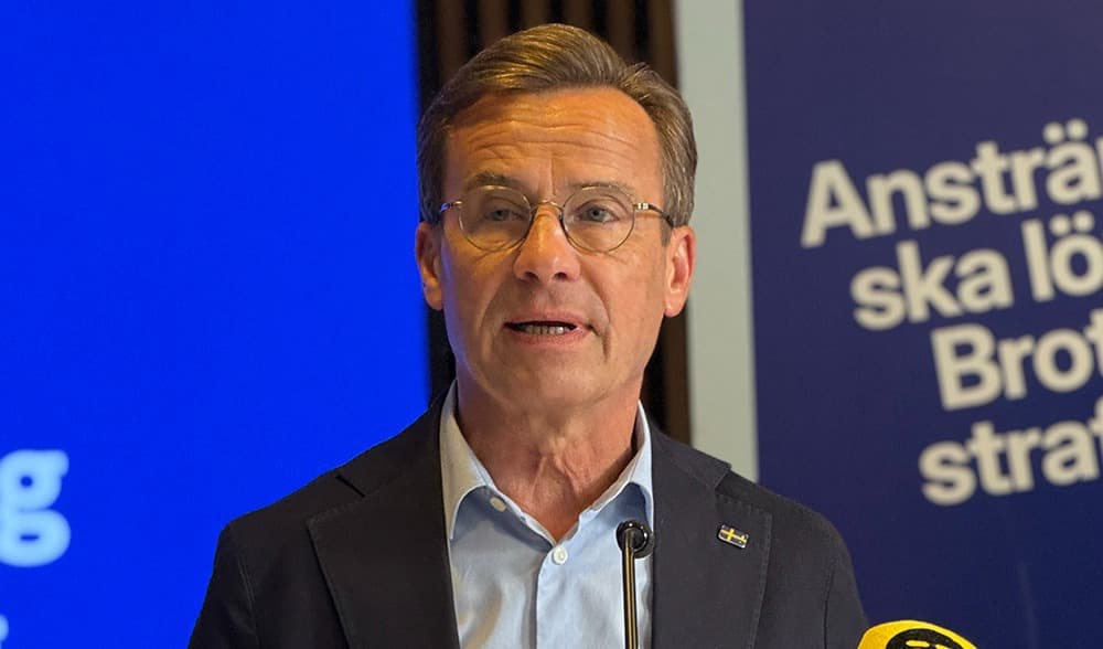 Ulf Kristersson (M) är mycket uppbragt över att Socialdemokraterna går emot och inte väljer att rösta för en slopad straffrabatt. Foto: Staffan Erfors