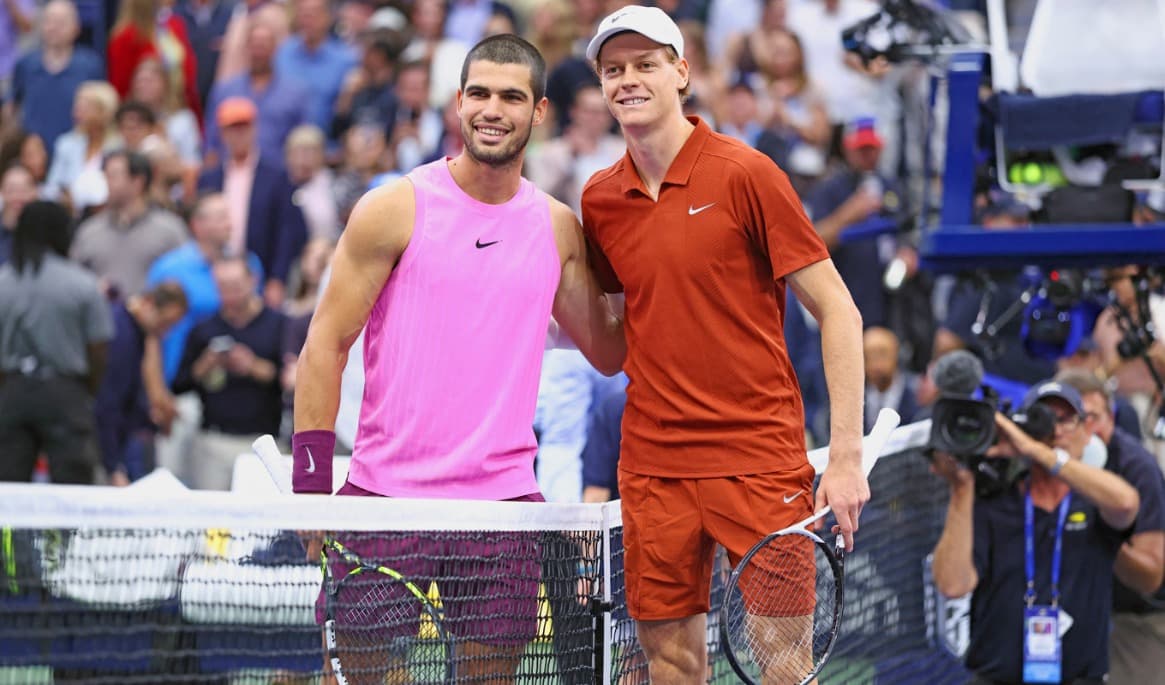 Carlos Alcaraz och Jannik Sinner var storfavoriter i US Open. Nu har Sinner tvingats lämna återbud och Alcaraz är ensam storfavorit. Foto: Charly Triballeau/AFP via Getty Images