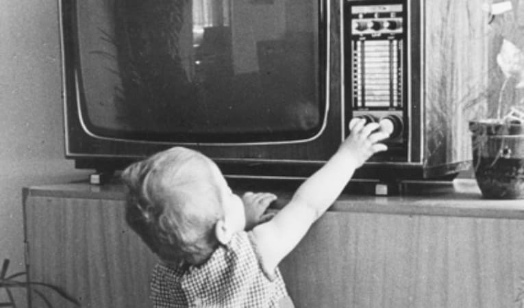 Den enkelriktade kommunikationen som vardag. Foto: Fortepan/Rádió és Televízió Újság/Wikimedia Commons