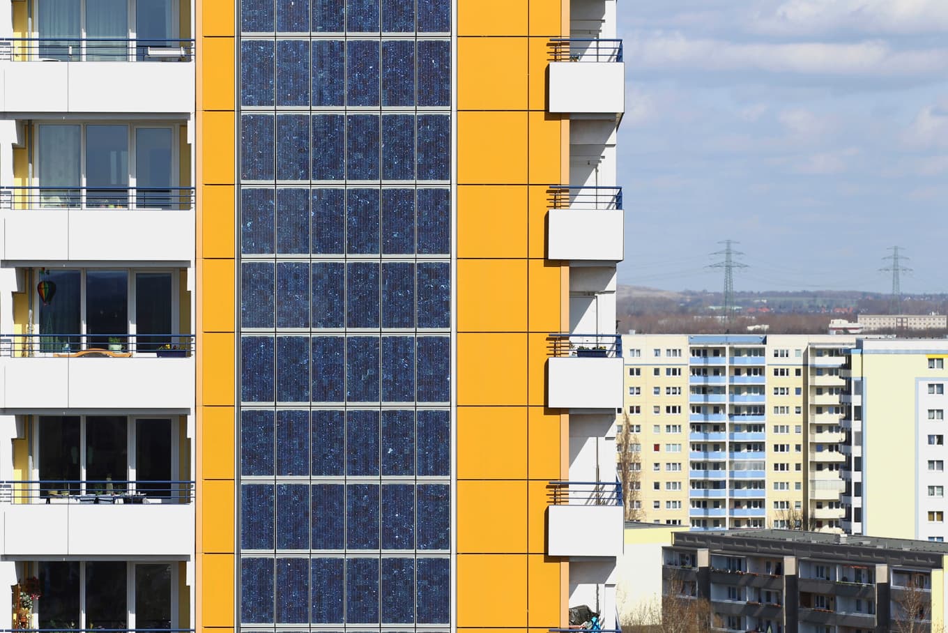 Statlig ersättning för att montera mindre solcellsanläggningar ska successivt fasas ut i Tyskland. Det gäller nya anläggningar upp till 25 kilowatt som byggs från 2027. Den nuvarande modellen ger en garanterad inmatningsersättning under 20 år. Foto: Andreas Rentz/Getty images